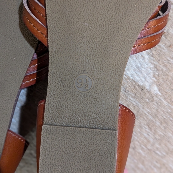 Universal Thread Brown woven flat sandals Size 9.5 EUC - Picture 3 of 4